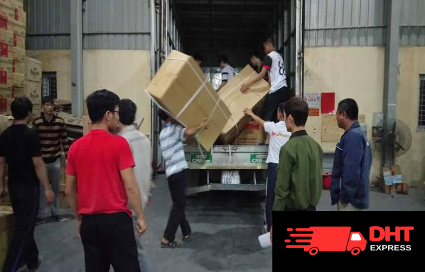 Công nhân hỗ trợ bốc xếp tại kho của DHT Express